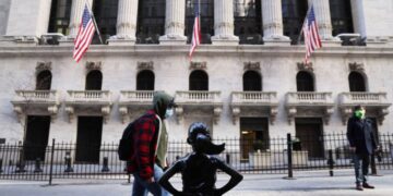 Bitcoin, Altcoins Regain Ground After Early Weekend Spiral; Trading Volume Levels Off After an Intense Saturday