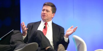 Former Head of Crypto-Skeptical SEC Gets Blowback for Pro-Blockchain Op-Ed