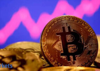 bitcoin price: Bitcoin continues to drop but outperforms altcoins