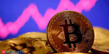 bitcoin price: Bitcoin continues to drop but outperforms altcoins