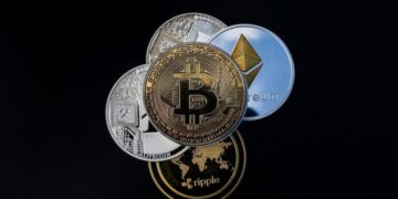 Crypto Analyst Explains Why ‘Altcoins Could Drop 45–50%’