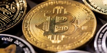 Bitcoin rises 6.9% to $22,717