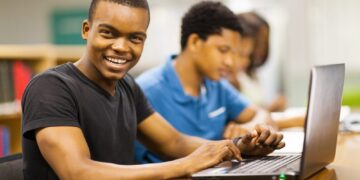 How Blockchain Can Improve Online Learning