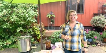 Busy day at the Ripple River Gallery | Arts/Entertainment | messagemedia.co – Aitkin Independent Age