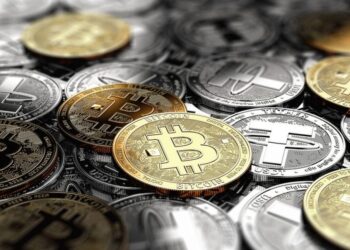 Bitcoin, Ethereum, Solana Fall Over 1%