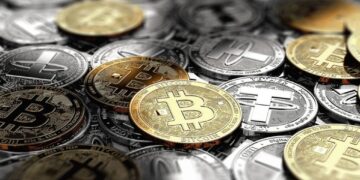 Bitcoin, Ethereum, Solana Fall Over 1%