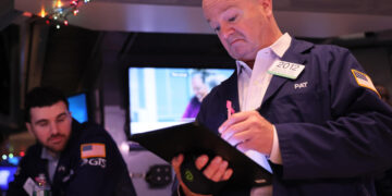 Stocks fall after strong labor market data