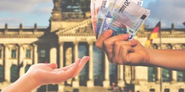 How Many Users Are Spending & Paying With Cryptocurrencies?